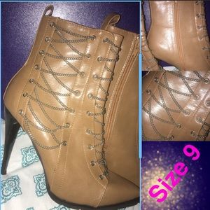 Size 9 heeled Bootie Camel